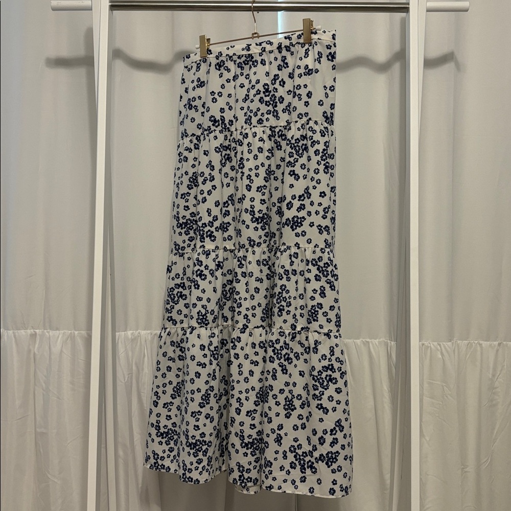 Banana Republic Blue and White Floral Skirt (b2)